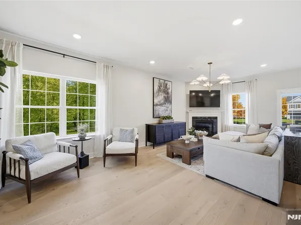 6 Melbourne Dr, Oakland, NJ 07436