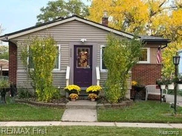 8458 Dale Ave, Center Line, MI 48015