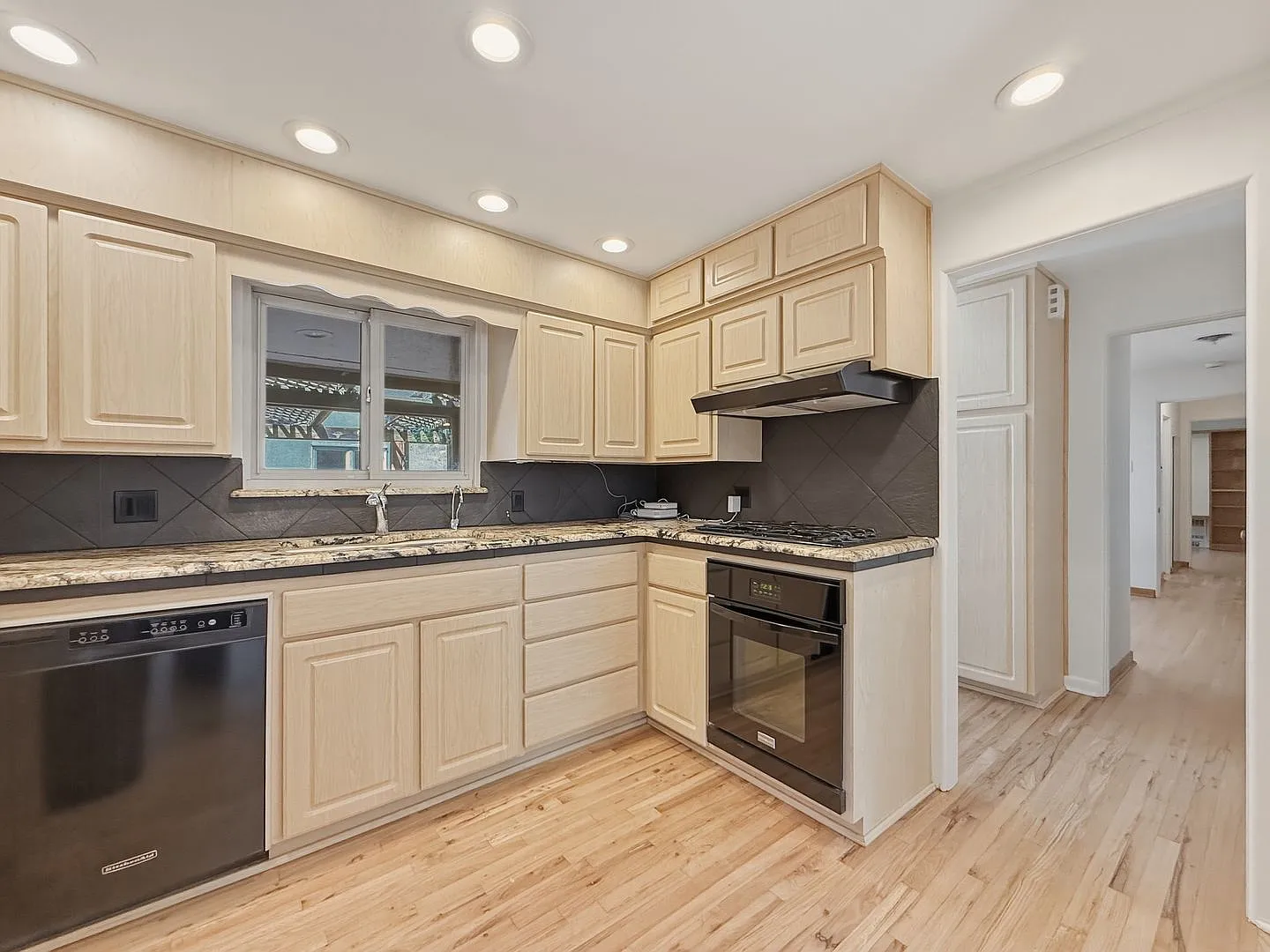 1101 Locust St — Photo 4