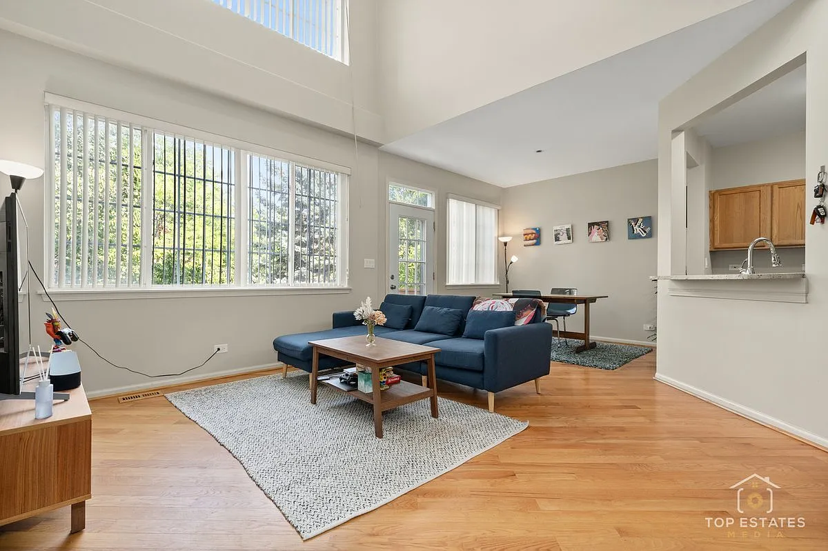 3 bed, 2.5 bath, 2550 sqft, $3,300 — Photo 4