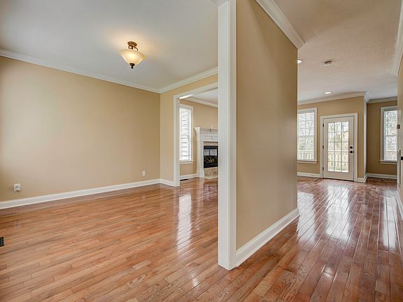 4th image of 7025 Maysville Ln