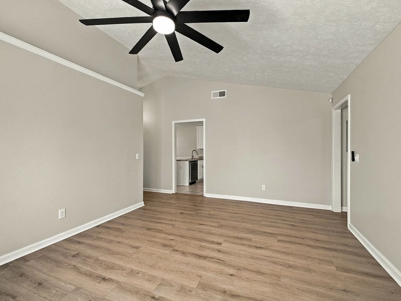 2 bed, 1071 sqft, $1,695 — Photo 3