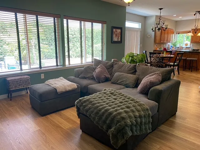 4 bed, 2100 sqft, $3,200 — Photo 3