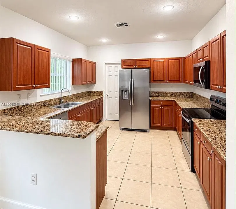 3663 NE 2nd Ct