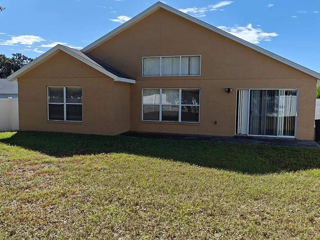 4 bed, 1935 sqft, $2,400 — Photo 2