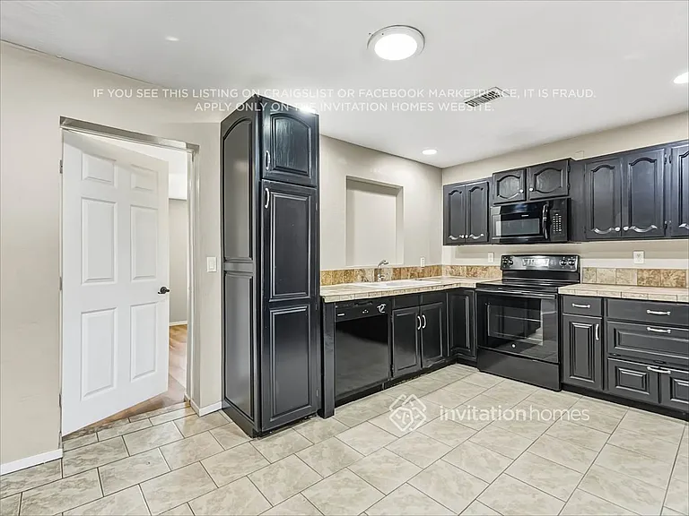 525 W 6th Dr — Photo 5
