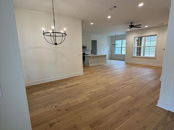 4th image of 329 Dowsett Ave