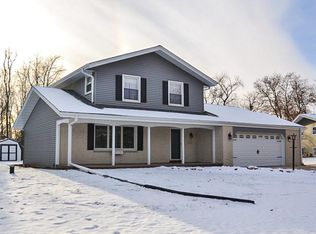 S15W37227 Willow Springs Dr, Dousman, WI 53118