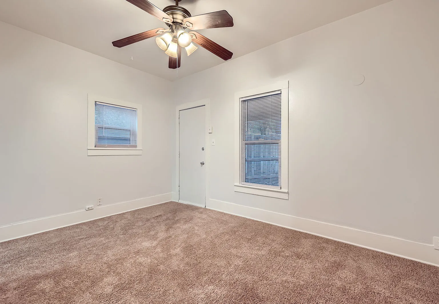 537 East Platte Avenue - 5 / Cottage — Photo 3