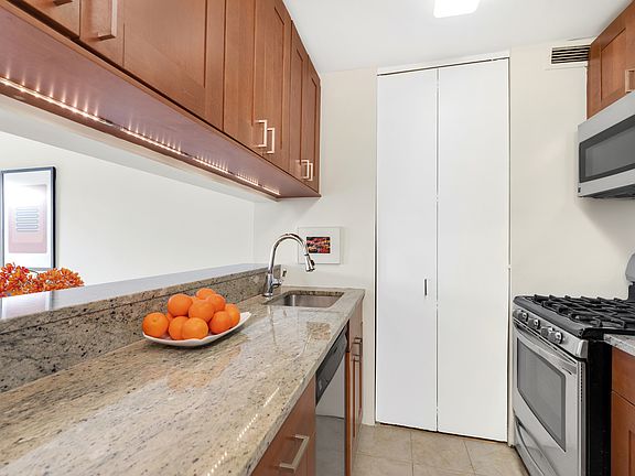 4th image of 275 W 96th St APT 17F