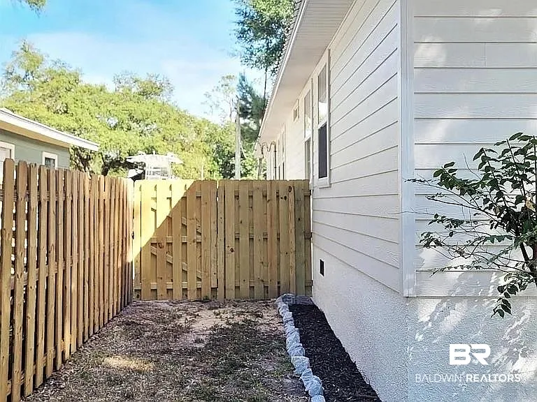 3 bed, 2.0 bath, 1656 sqft, $3,200 — Photo 3