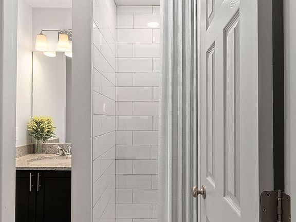 5th image of 304 E Glenn Ave #2B