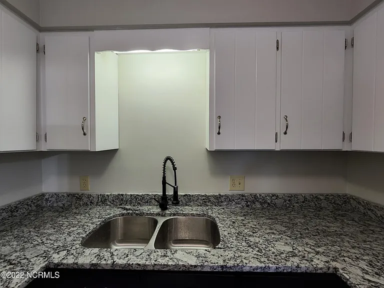 12 Portwest Townhouses #D — Photo 8