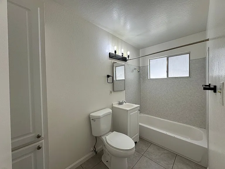 2307 I Street — Photo 5