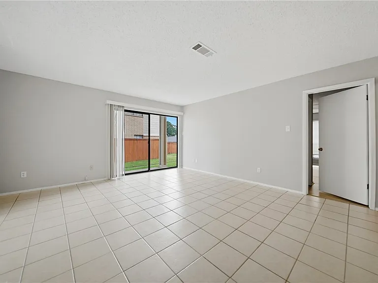1112 Autumn Cir #D — Photo 4