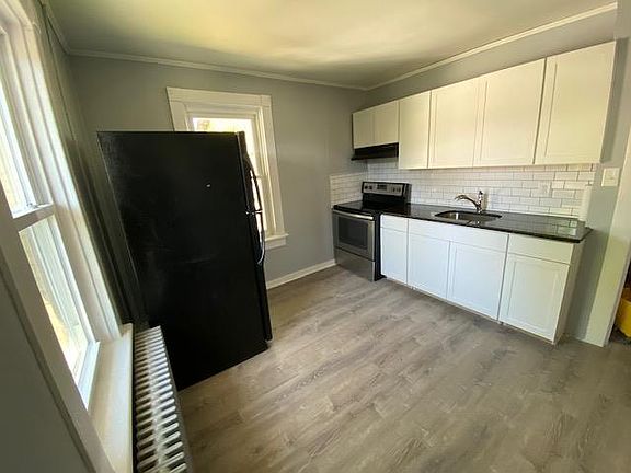 2nd image of 420 Elwood St #2