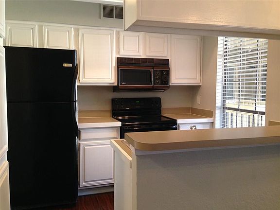 2nd image of 3140 Devonshire Dr APT 236