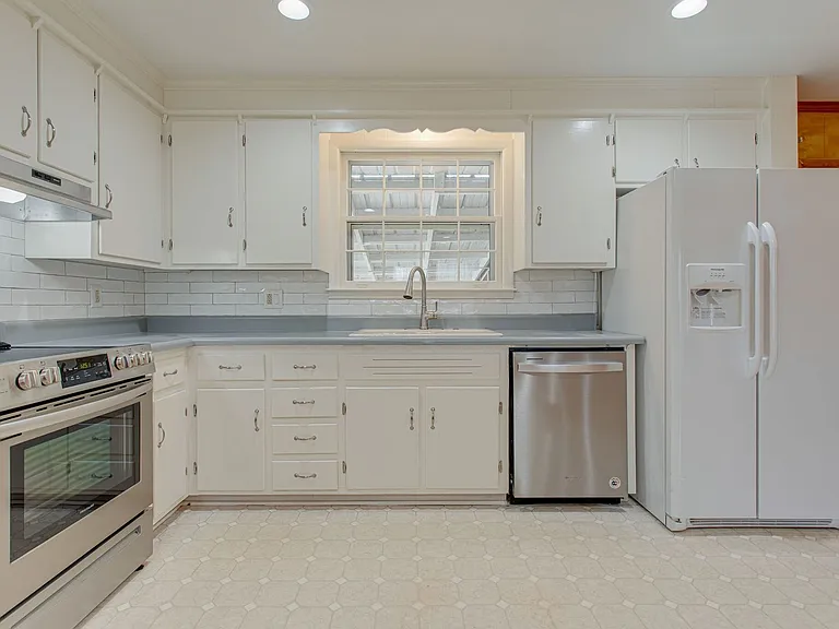171 McCall St — Photo 8