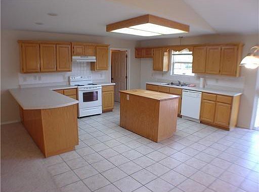 5th image of 22 Skelton Dr