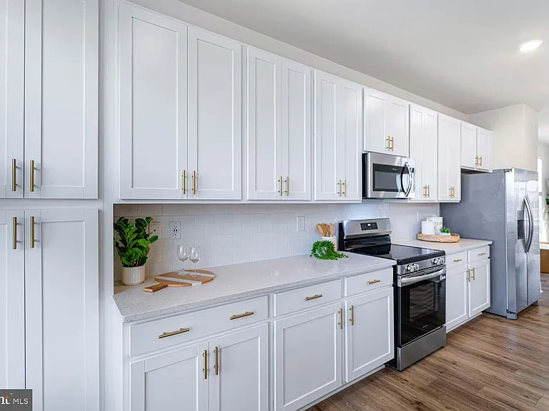 207 Matilda — Photo 13