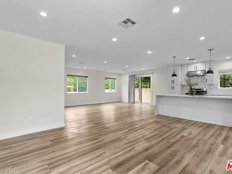 18343 Calvert St — Photo 3