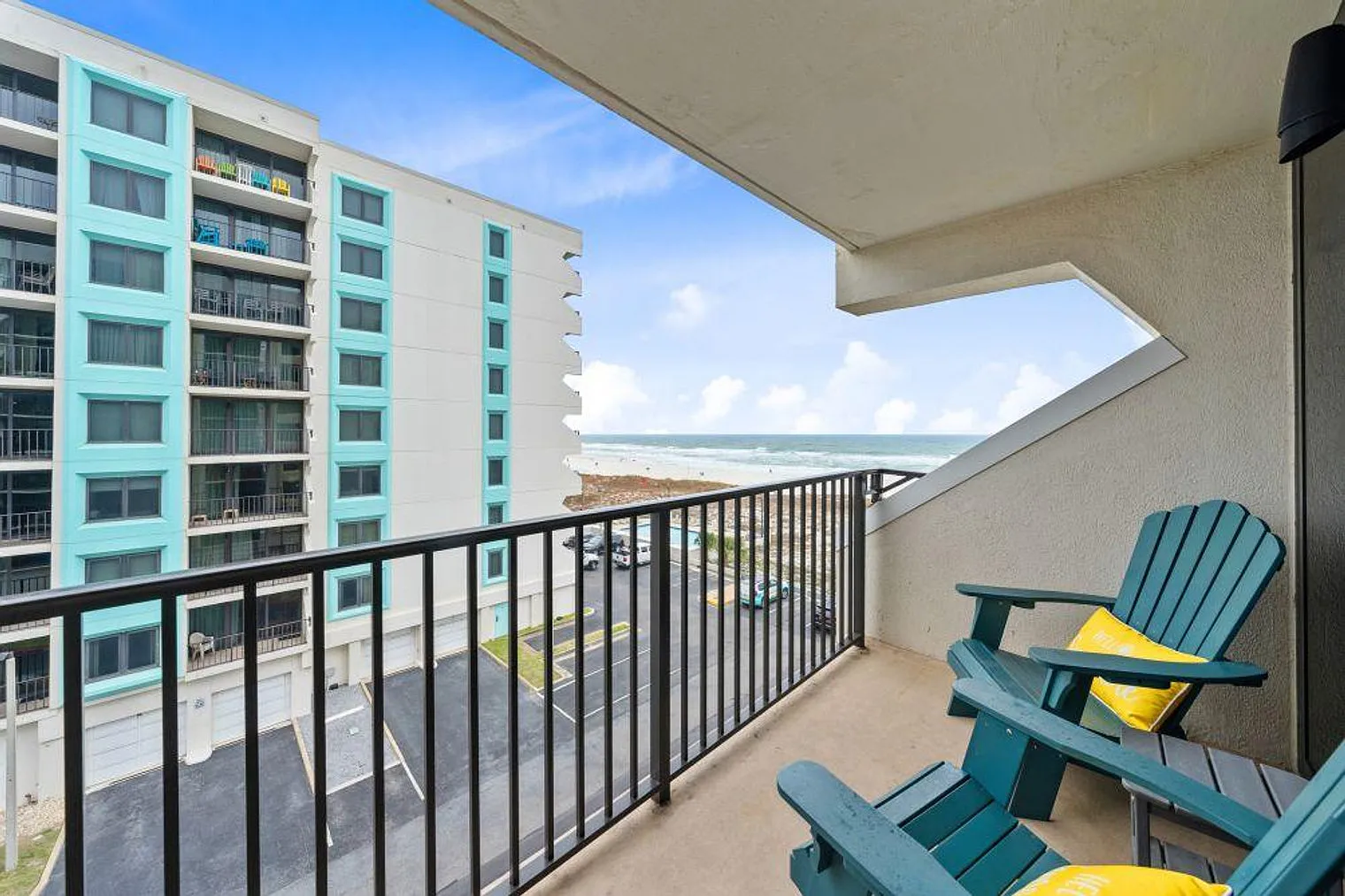 2 bed, 2.0 bath, 818 sqft, $4,023 — Photo 2