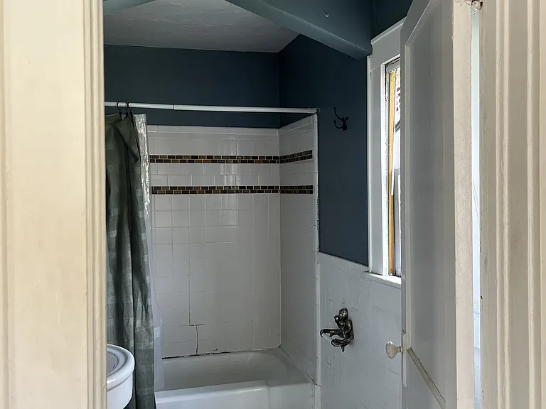 1810 Lincoln St — Photo 4