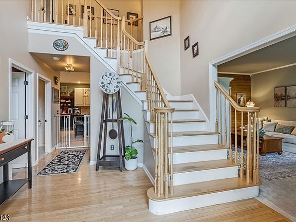 5th image of 8 Saddle Ridge Rd