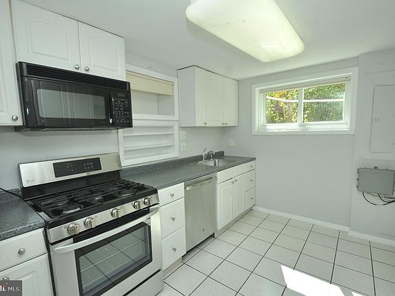 4th image of 10112 Parkwood Ter
