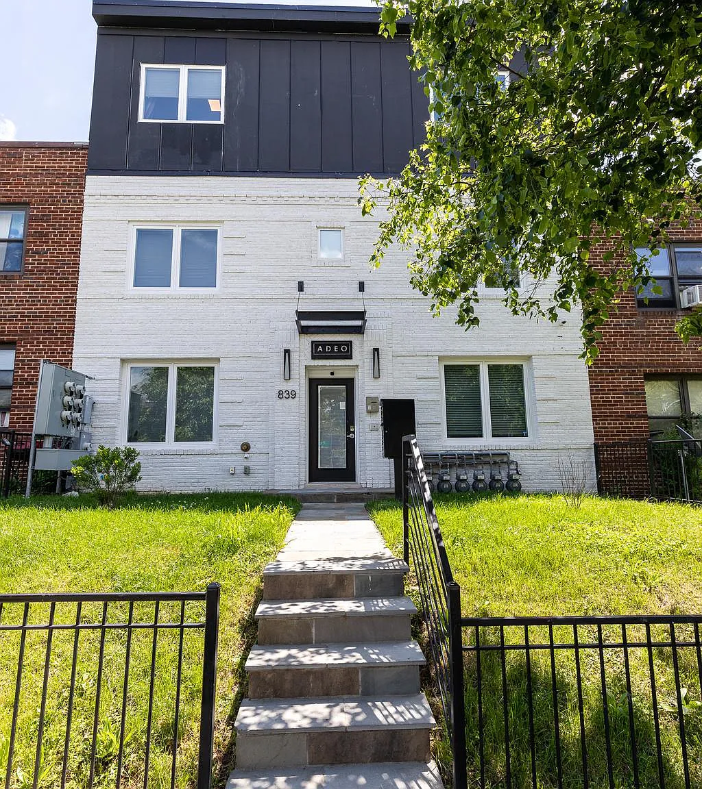 2 bed, 701 sqft, $2,300 — Photo 1