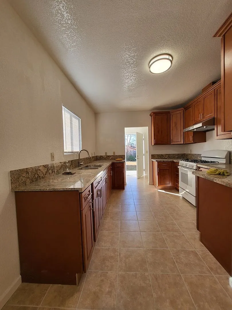 Beautifully Updated Single Story Home 3 Bedrooms and 2 Bathrooms. — Photo 4