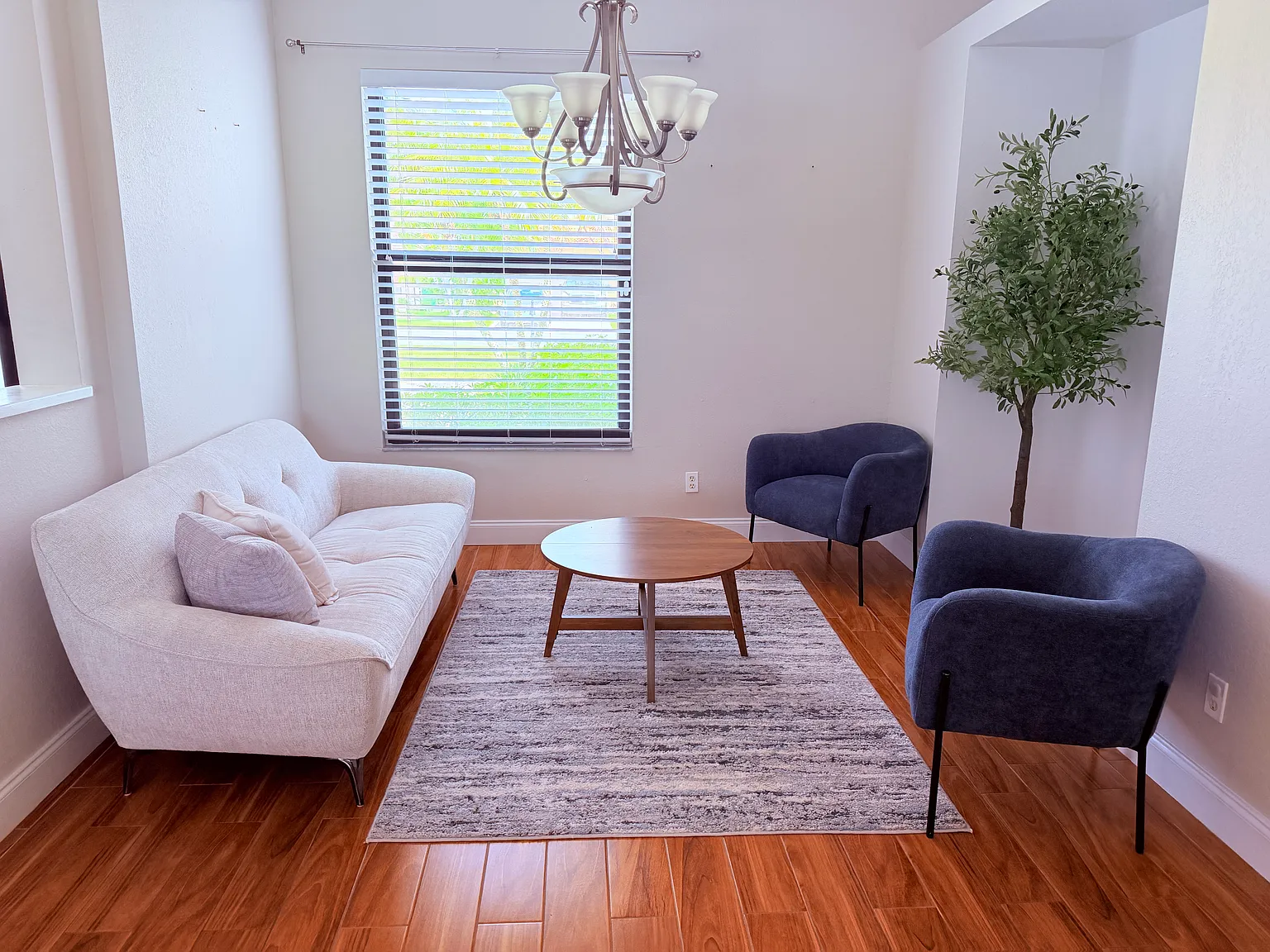 4 bed, 8276 sqft, $3,950 — Photo 4