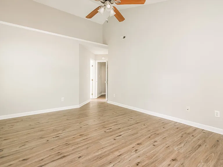 1004 Silverbell Ln — Photo 11