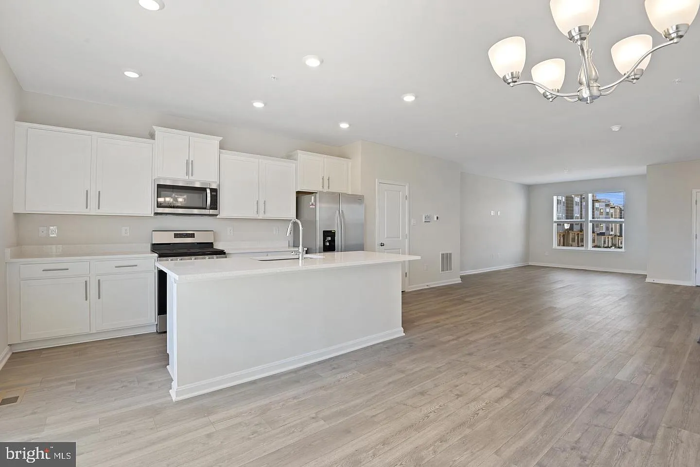 4 bed, 3.5 bath, 2048 sqft, $2,850 — Photo 1