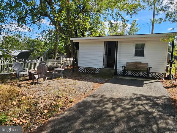 4 Old Faceful St, Falling Waters, WV 25419