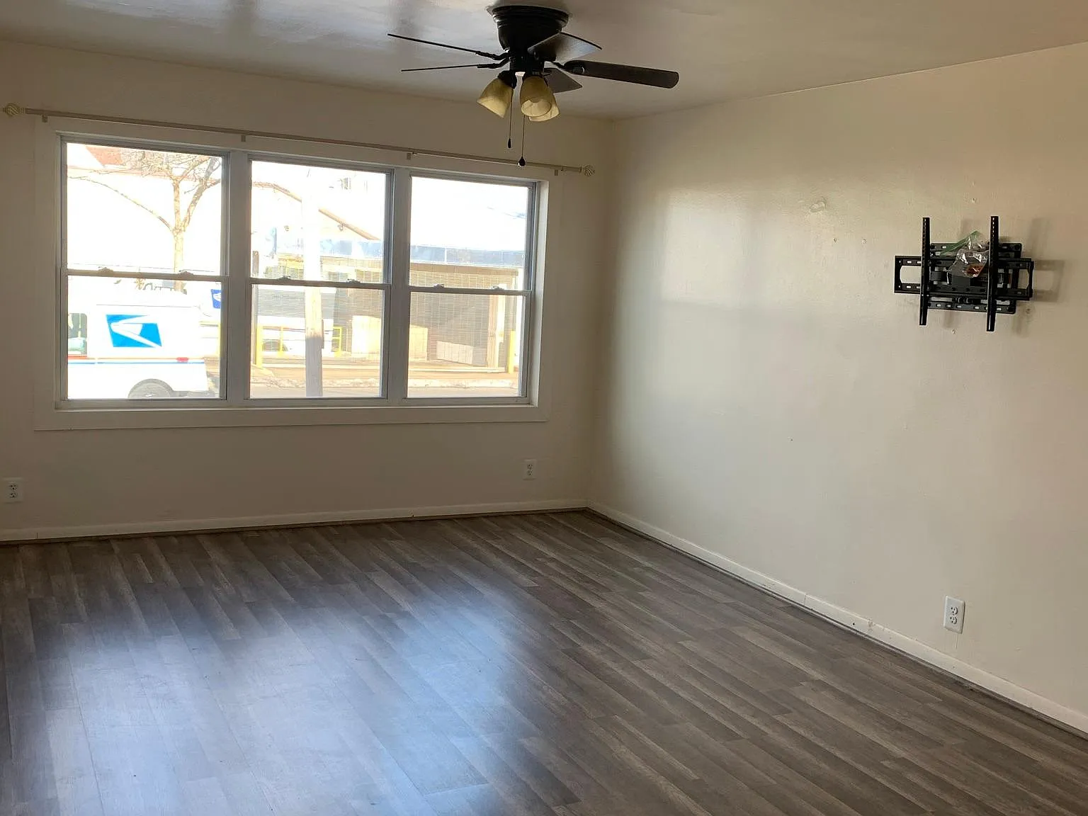 203 W Woodside Ave — Photo 2