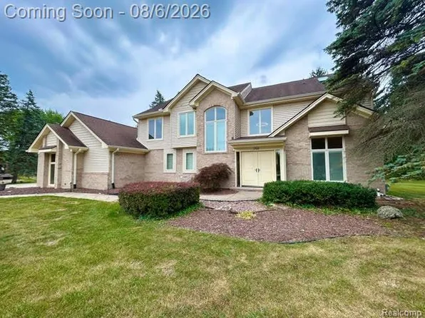2123 McIntosh Dr, Troy, MI 48098