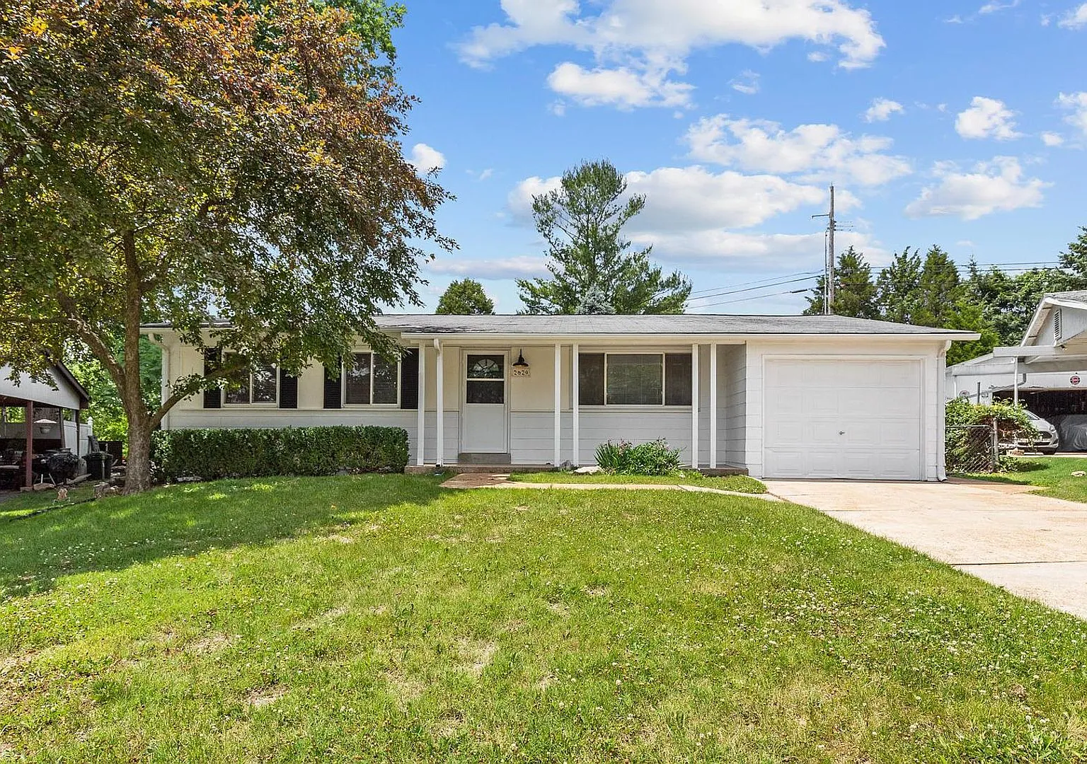 Spacious 3-Bedroom Home in Desirable Maryland Heights — Photo 1