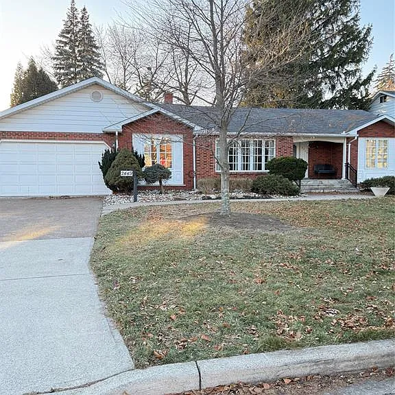 2449 Alexandra Ave — Photo 2