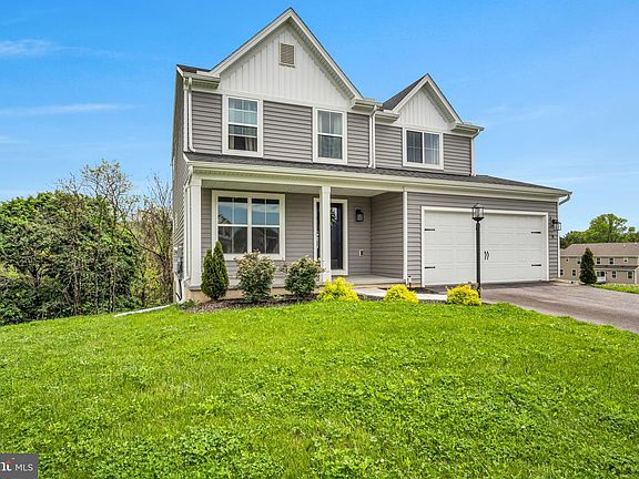 3rd image of 8 Weston Cir