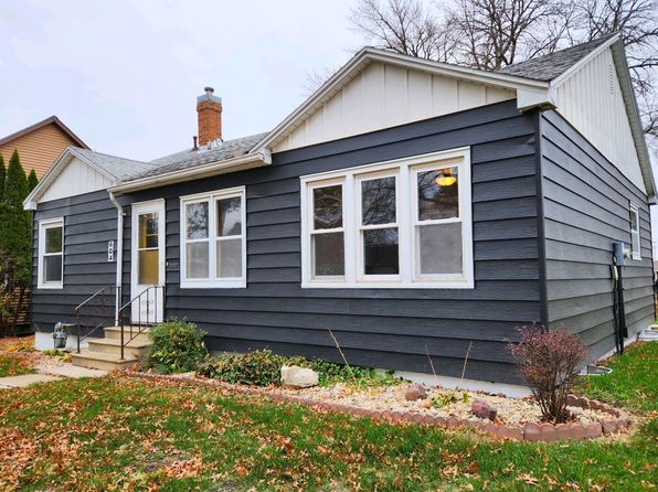 604 10th St, Grundy Center, IA 50638