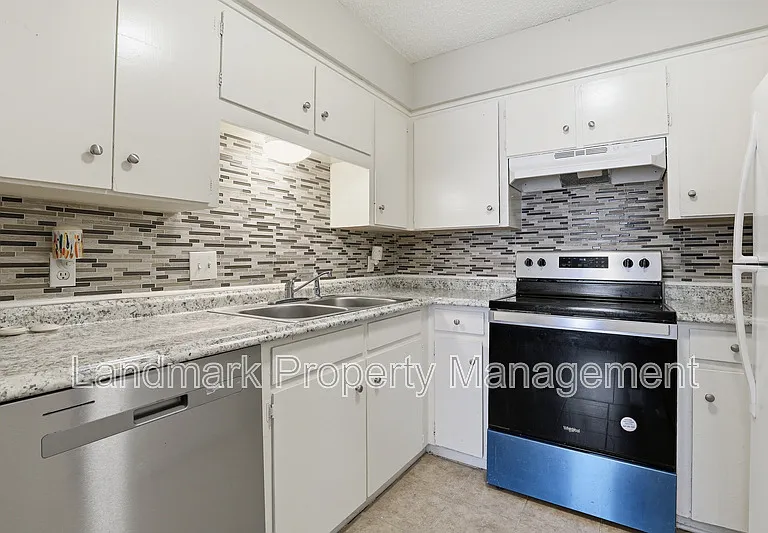 6811 Trail Lake Dr — Photo 15