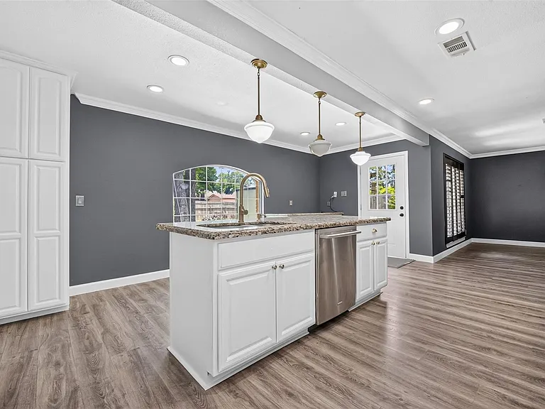 7713 Yoe St — Photo 17