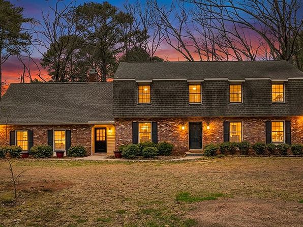 2404 Burningtree Dr SE