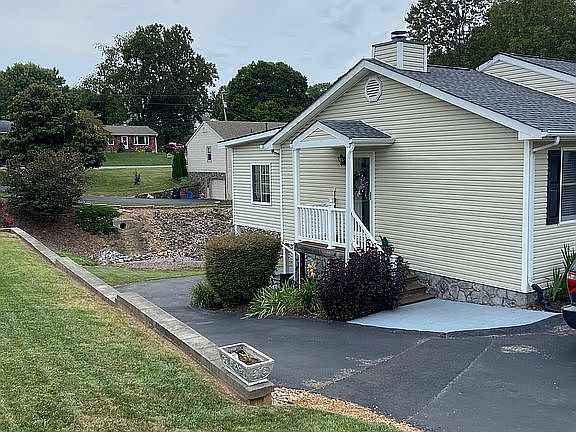 2nd image of 1806 Melissa Cir