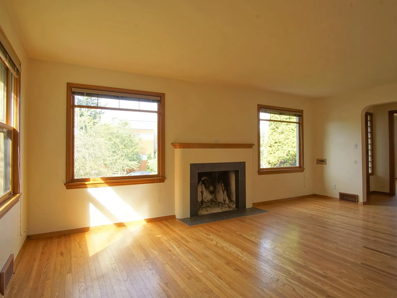 2428 Queen Anne Ave N — Photo 4