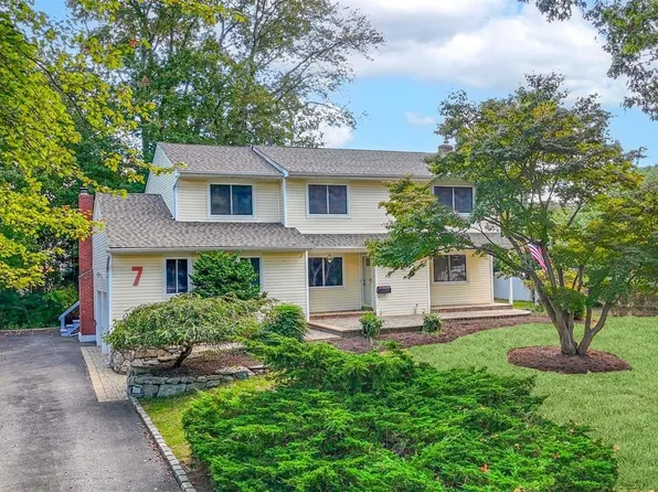 7 Platt Avenue, Smithtown, NY 11787