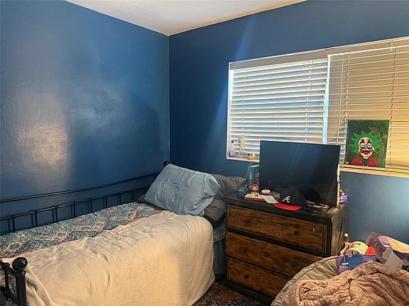 5th image of 817 SE 9th St