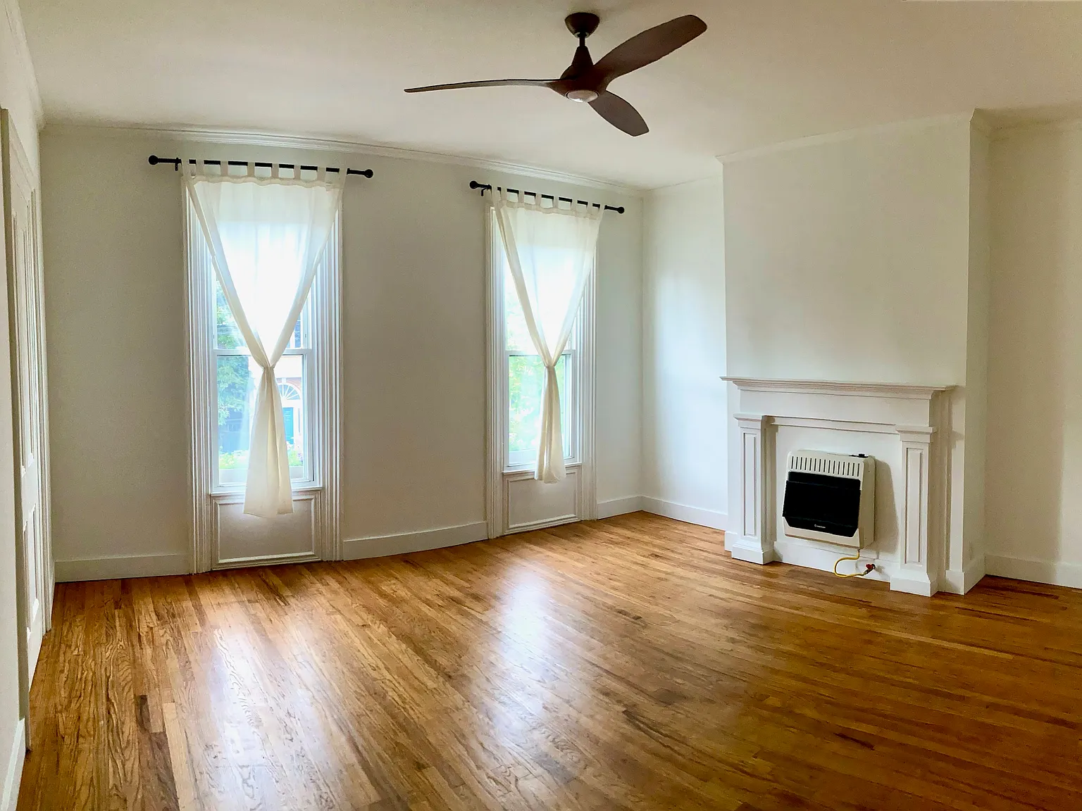 210 Allen St — Photo 2