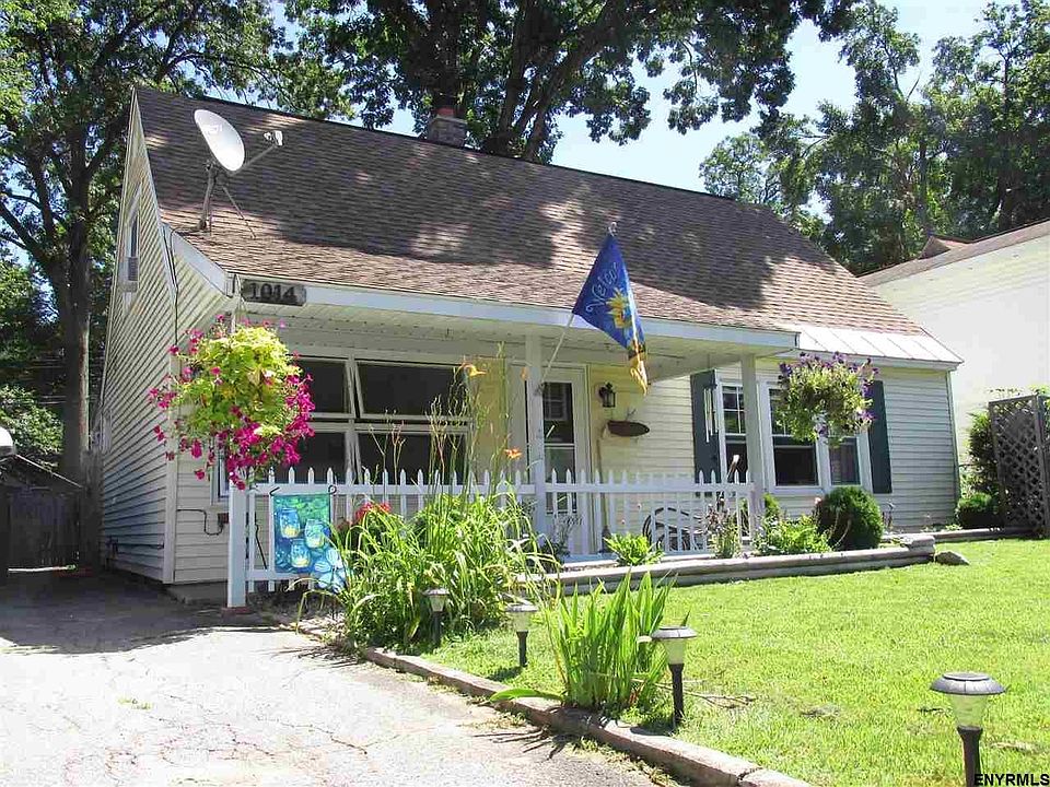 Covered porch, 3 Bedrooms (or 2 bedrooms and family room), 1 bath, Living Room, Dining Room, Kitchen